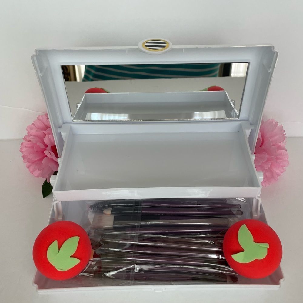 4 Piece (including 14 piece brush set) Makeup Beauty Set